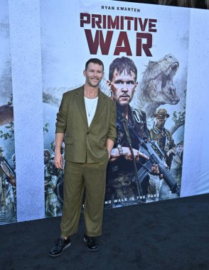 Hollywood, CA USA - 18 Ağustos 2025: Ryan Kwanten İlkel Savaş filminin galasına katıldı