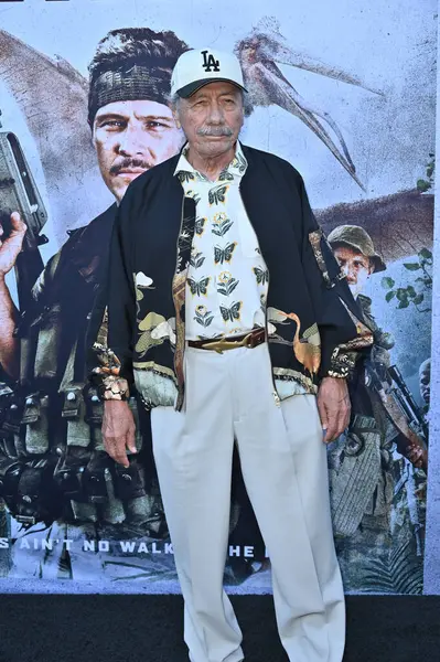 Hollywood, CA USA - 18 Ağustos 2025: Edward James Olmos İlkel Savaş filminin galasına katıldı
