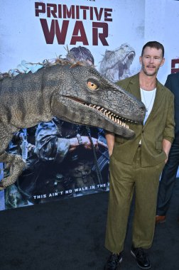 Hollywood, CA USA - 18 Ağustos 2025: Ryan Kwanten İlkel Savaş filminin galasına katıldı