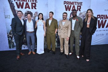 Hollywood, CA USA - 18 Ağustos 2025: Nick Wechsler, Ana Thu Nguyen, Ryan Kwanten, Jeremy Piven, Adolphus Waylee, Tricia Helfer İlkel Savaş filminin galasına katıldı