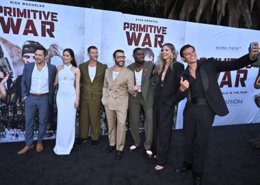 Hollywood, CA USA - 18 Ağustos 2025: Nick Wechsler, Ana Thu Nguyen, Ryan Kwanten, Jeremy Piven, Adolphus Waylee, Tricia Helfer ve Carlos Sanson Jr.