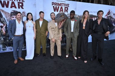 Hollywood, CA USA - 18 Ağustos 2025: Nick Wechsler, Ana Thu Nguyen, Ryan Kwanten, Jeremy Piven, Adolphus Waylee, Tricia Helfer, Carlos Sanson Jr.