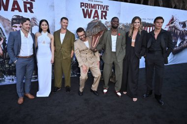 Hollywood, CA USA - 18 Ağustos 2025: Nick Wechsler, Ana Thu Nguyen, Ryan Kwanten, Jeremy Piven, Adolphus Waylee, Tricia Helfer, Carlos Sanson Jr.