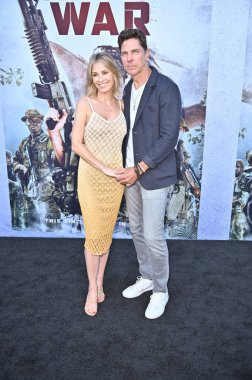 Hollywood, CA USA - 18 Ağustos 2025: Sandra Hess, Michael Trucco İlkel Savaş filminin galasına katıldı