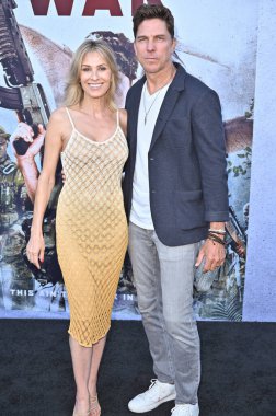 Hollywood, CA USA - 18 Ağustos 2025: Sandra Hess, Michael Trucco İlkel Savaş filminin galasına katıldı