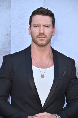 Hollywood, CA USA - 18 Ağustos 2025: Jesse Cove İlkel Savaş filminin galasına katıldı