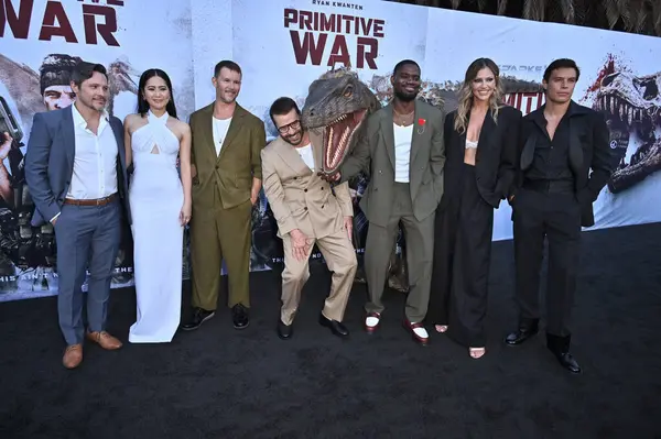 Hollywood, CA USA - 18 Ağustos 2025: Nick Wechsler, Ana Thu Nguyen, Ryan Kwanten, Jeremy Piven, Adolphus Waylee, Tricia Helfer, Carlos Sanson Jr.