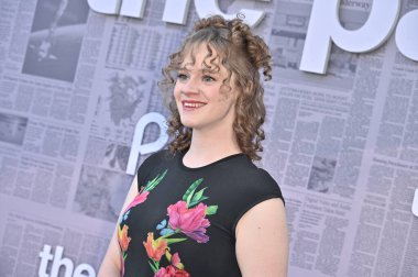 Los Angeles, CA USA - 27 Ağustos 2025: Caroline Easom Peacocks serisinin prömiyerine katıldı