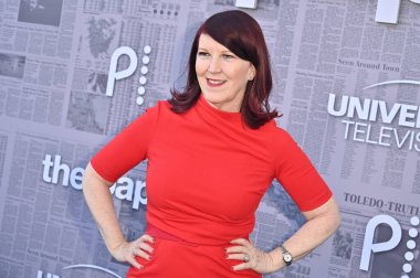 Los Angeles, CA USA - 27 Ağustos 2025: Kate Flannery Peacocks serisinin prömiyerine katıldı