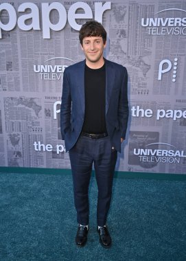 Los Angeles, CA USA - 27 Ağustos 2025: Alex Edelman Peacocks serisinin prömiyerine katıldı