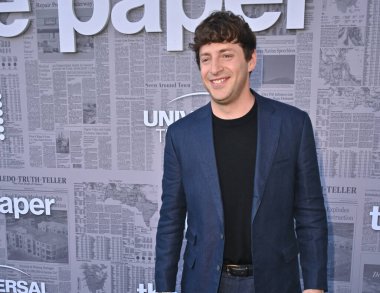 Los Angeles, CA USA - 27 Ağustos 2025: Alex Edelman Peacocks serisinin prömiyerine katıldı