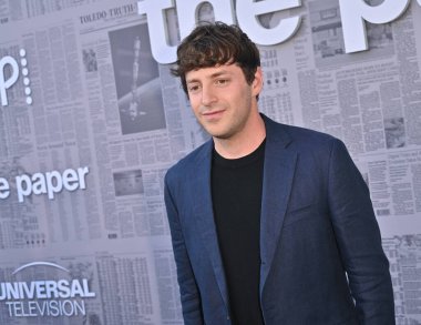 Los Angeles, CA USA - 27 Ağustos 2025: Alex Edelman Peacocks serisinin prömiyerine katıldı