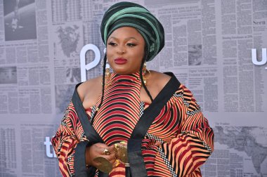 Los Angeles, CA USA - 27 Ağustos 2025: Gbemisola Ikumelo Peacocks serisinin prömiyerine katıldı