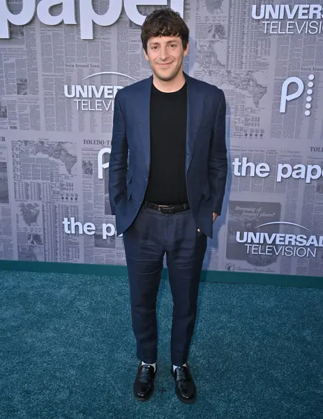 Los Angeles, CA USA - 27 Ağustos 2025: Alex Edelman Peacocks serisinin prömiyerine katıldı