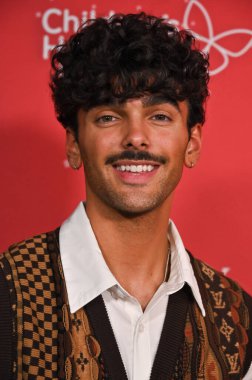 Batı Hollywood, CA USA. 25 Eylül 2025. İsim, Eylül 'de manastırdaki 20. Yılbaşı Oyuncak Sürücüsü' ne katılıyor. Fotoğraf: Michael Mattes / Alamy Live News