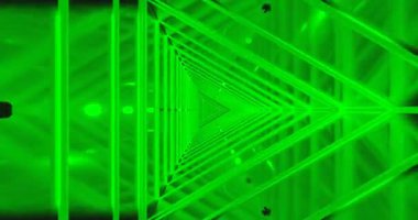Bu video yeşil tünelin pürüzsüz bir döngüsünü sergiliyor, dinamik ışık desenleri ekran koruyucular veya arka plan görselleri için mükemmel bir ortam yaratıyor..