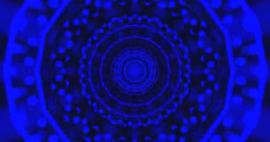 Bu pürüzsüz tünel videosu büyüleyici bir döngüde dönen dinamik mavi desenleri gösteriyor. Görsel efekt ekran koruyucuları veya arkaplan görselleri için mükemmel bir efekt yaratır.