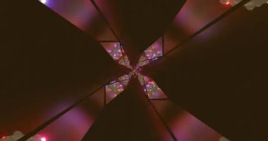 Bu büyüleyici tünel videosu renksiz ışık efektleri ve karmaşık desenler döngüsünü gösteriyor. Ekran koruyucular için mükemmel görsel bir deneyim yaratıyor..