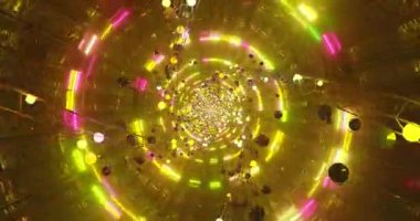Renkli bir tünelin parlak ışıkları ve dinamik hareketleriyle kusursuz bir döngüsünü tecrübe edin. Bu görsel ekran büyüleyici bir ekran koruyucu için mükemmel bir atmosfer yaratır..