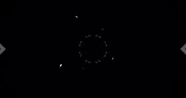 Görsel döngü, karmaşık soyut kalıplarla dinamik bir tünel etkisi yaratarak karanlık bir ortamda sorunsuz geçişler yaratıyor..