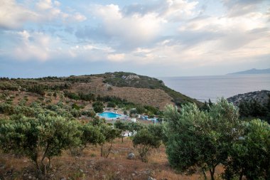 Güzel deniz manzarası ve kumsal.