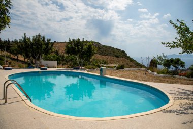 Parkta yüzme havuzu