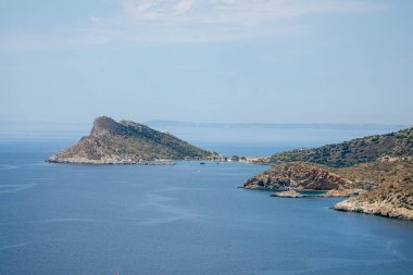 Deniz manzarası ve Akdeniz kıyısı adası