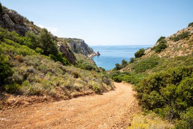 Vadiden denize uzanan toprak yol ve Akdeniz manzarası