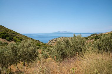 Deniz kıyısı, dağlar denize yakın. Akdeniz manzarası ve bir yaz günü. Deniz kıyısının güzel manzarası