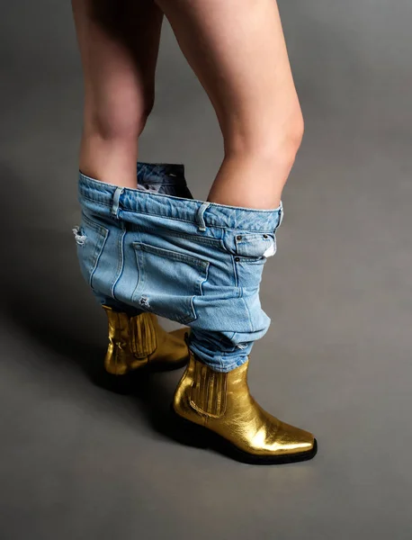 Vrouwelijke Benen Jeans Hoge Hakken — Stockfoto