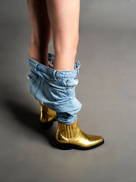 Vrouwelijke Schoenen Jeans Blauwe Jeans Geïsoleerd Grijze Achtergrond Met Gouden Rechtenvrije Stockafbeeldingen