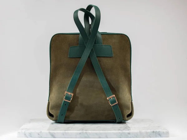 奢华的套袋 单一的背包 绿色皮革和紧身衣背包白色背景 大理石地板 从后面可以看到一个精美的袋子 时尚流行的潮流 — 图库照片