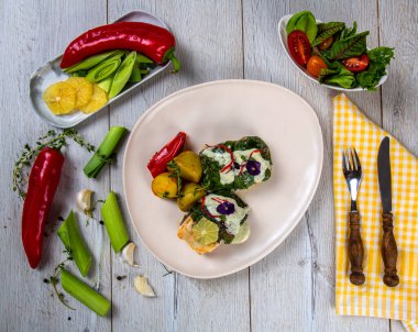 Tabakta taze sebzeler. Sağlıklı yemek. vejetaryen yemeği.