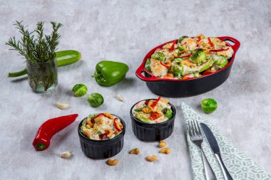 Tavuk ve pilav kasede