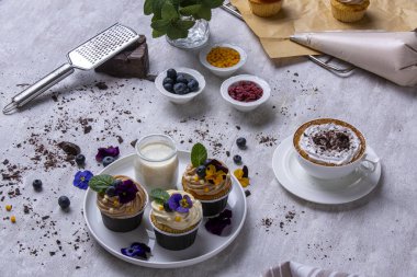 Masada beyaz tabakta lezzetli bir tatlı.