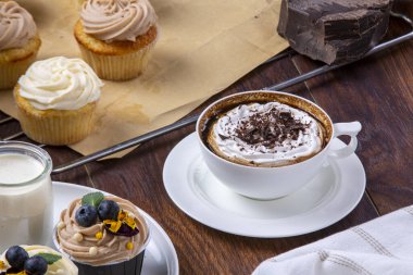 kahve, krema ve çikolata ile