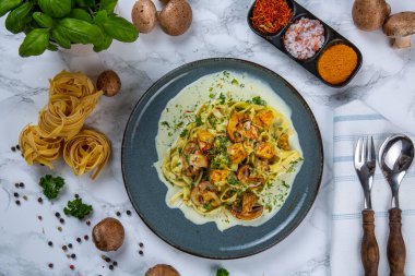 Beşamel soslu İtalyan makarnası, brokoli, tavuk ve mantar. Sunum masası mermer bir masada pişmemiş makarna ve baharatlarla süslenmiş. yiyecek fotoğrafçılığı