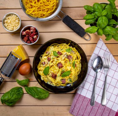 etli makarna, peynir ve fesleğen..