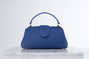 Beyaz bir masada mavi bir çanta.