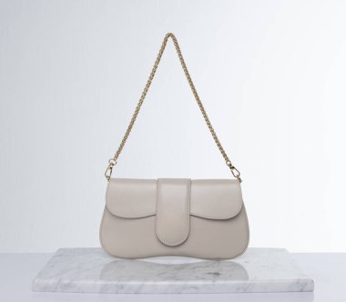 Beyaz arka planda kadın çanta