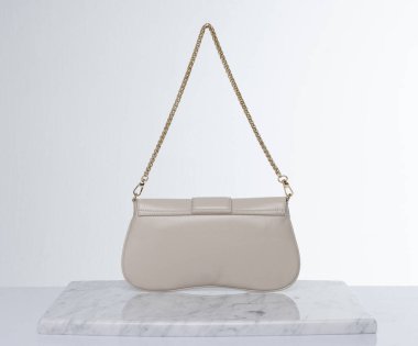 Beyaz bir arka planda kadın çantası.