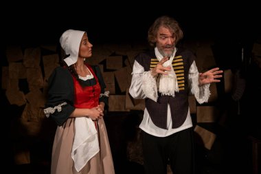 03.29.2024 ISTANBUL TURKEY - İstanbul 'da bir tiyatro sahnesi var ve oyuncular 