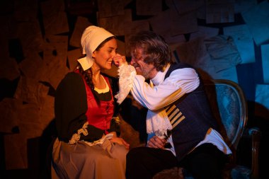 03.29.2024 ISTANBUL TURKEY - İstanbul 'da bir tiyatro sahnesi var ve oyuncular 