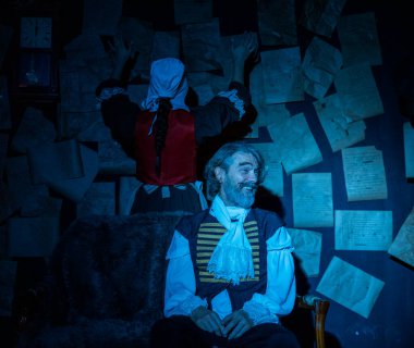 03.29.2024 ISTANBUL TURKEY - İstanbul 'da bir tiyatro sahnesi var ve oyuncular 