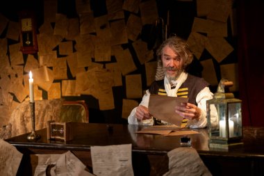 03.29.2024 ISTANBUL TURKEY - İstanbul 'da bir tiyatro sahnesi var ve oyuncular 