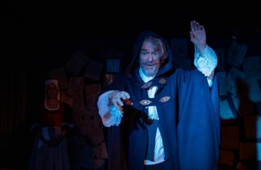 03.29.2024 ISTANBUL TURKEY - İstanbul 'da bir tiyatro sahnesi var ve oyuncular 