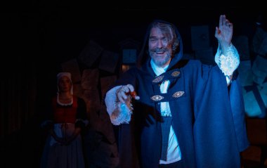 03.29.2024 ISTANBUL TURKEY - İstanbul 'da bir tiyatro sahnesi var ve oyuncular 