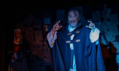 03.29.2024 ISTANBUL TURKEY - İstanbul 'da bir tiyatro sahnesi var ve oyuncular 