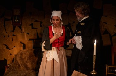 03.29.2024 ISTANBUL TURKEY - İstanbul 'da bir tiyatro sahnesi var ve oyuncular 