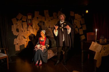 03.29.2024 ISTANBUL TURKEY - İstanbul 'da bir tiyatro sahnesi var ve oyuncular 